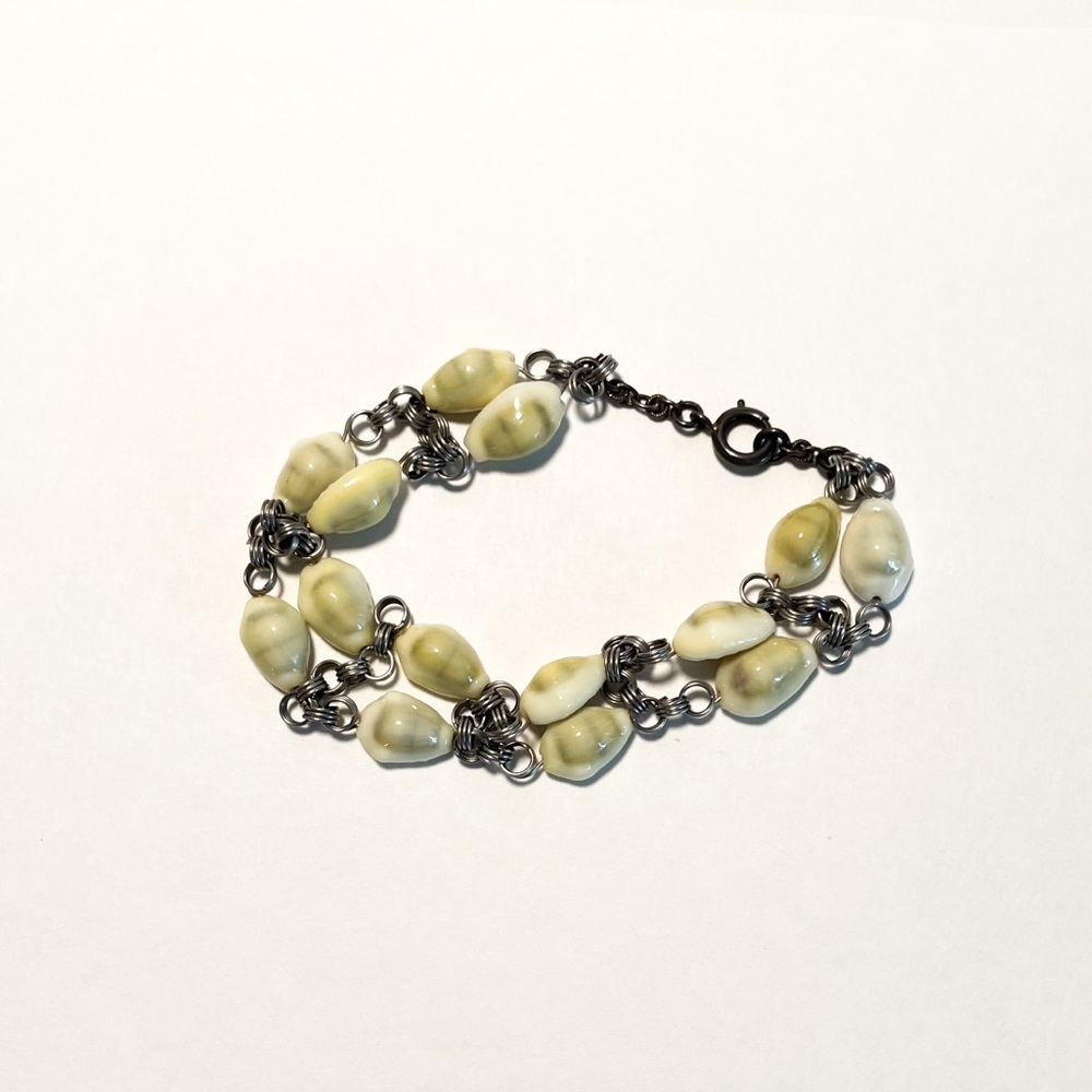 Vintage 1970's Hawaiian Green Cowrie Shell Bracelet